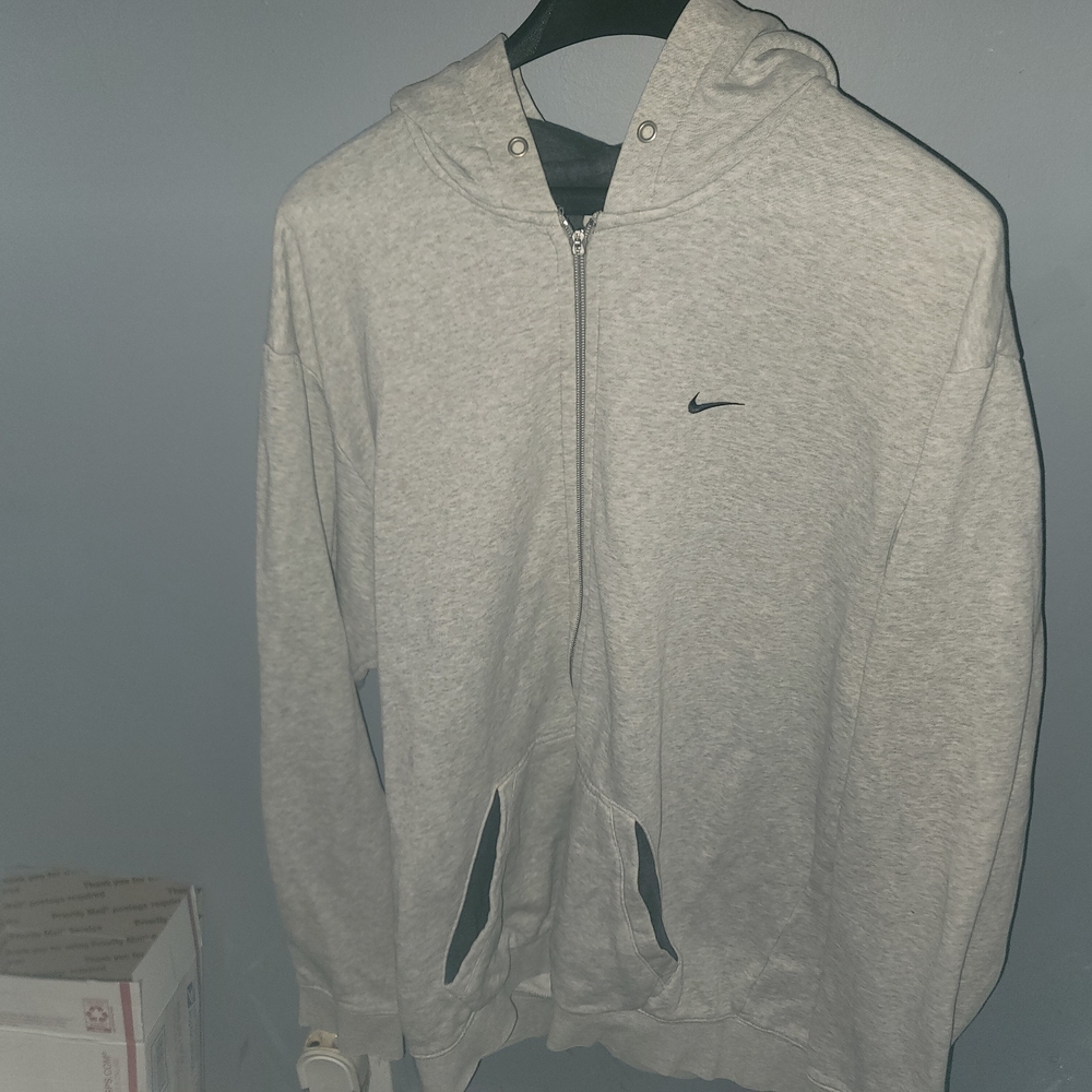 Nike Men's Gray Hoodie Sweater
